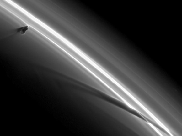 Ilargi artzaina, irregularra dena, eta Saturnoren F eraztunean serpentina argi eta ilunak sortzen dituena. Argazkia: Cassini Imaging lantaldea, ISS, JPL, ESA, NASA.