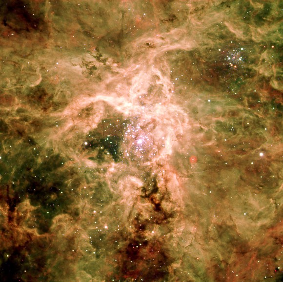 Tarantula Nebulosako erdigunea, zonalde emankorra, eta armiarma itxurako izar distiratsuek osatutako mila argi-urte azalerakoa. Argazkia: ESOren VLTeko FORS tresnak Txileko Cerro del Paranal izenekoan lortua.