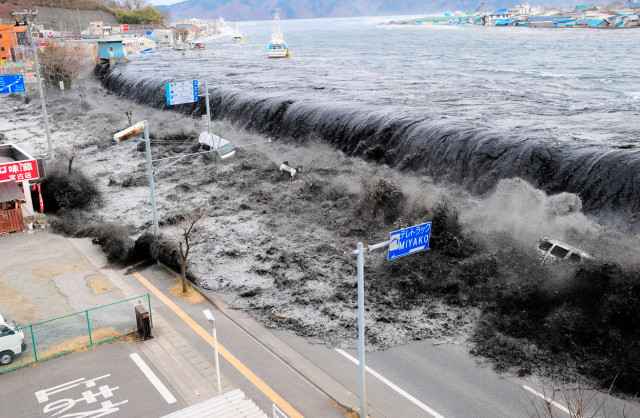 2. Irudia: 15 metroko tsunamiak babes hesia gainditu zuen.