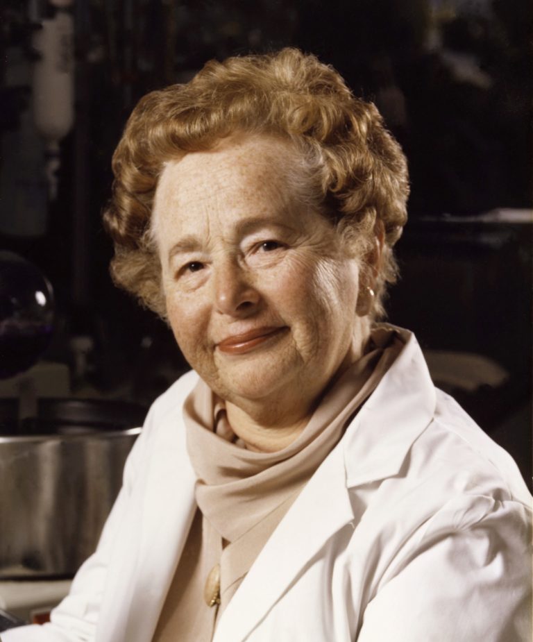 Gertrude Belle Elion (1918-1999): gaixotasunak sendatzeko bide urratzailearen ahotsa