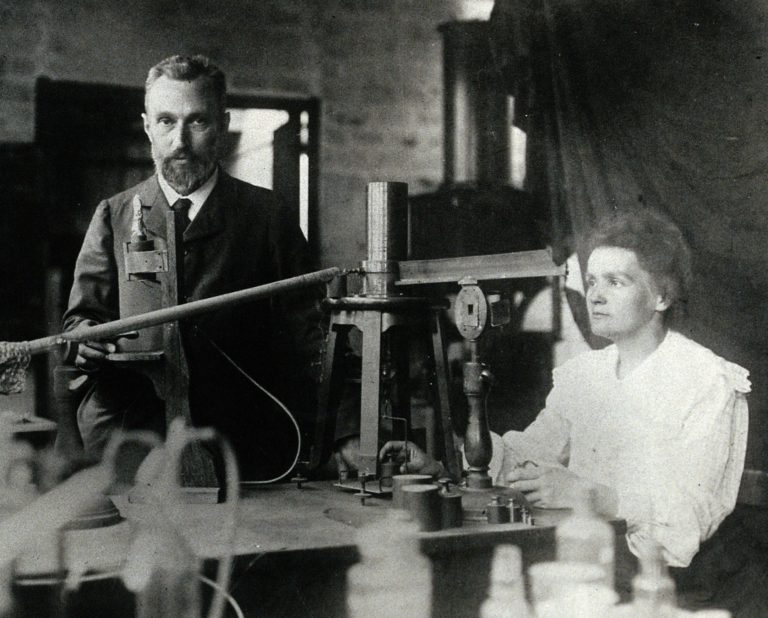 Marie Curie (1867-1934): Mitoaren azpian dagoen zientzialaria
