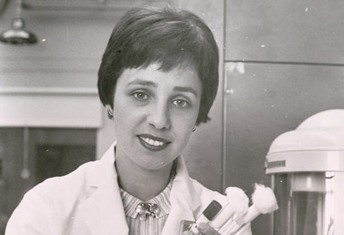 Maxine Singer, ikerketa genetikoaren ildo etikoak zehaztearen alde lan egin zuen biokimikaria