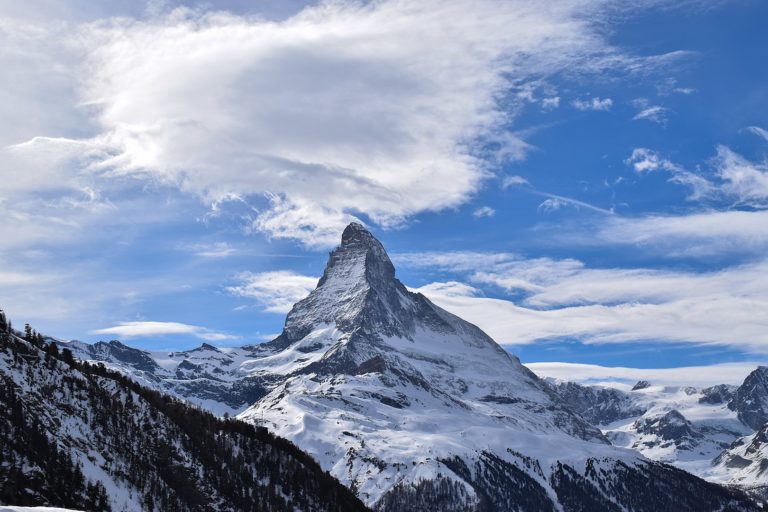 Aurrerantz eta atzerantz balantzatzen da Matterhorn mendia