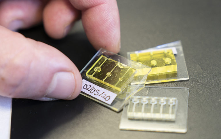 Plasma-bereizgailu mikrofluidikoen fabrikazioa