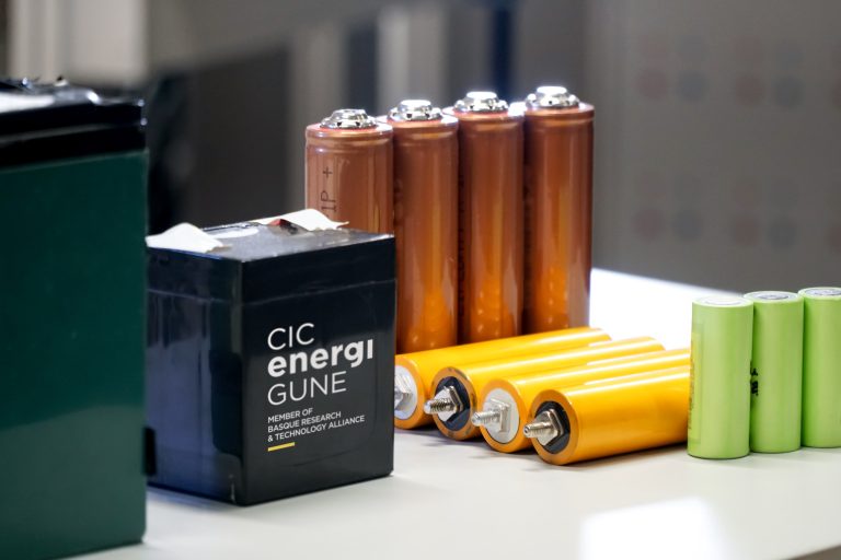 Datu-zentroen energia-erronkak eta biltegiratze elektrokimikoko soluzio berriak