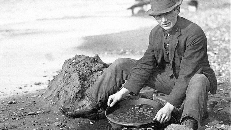 Geologia ikastea Alaskan urrea bilatzen ari garen bitartean