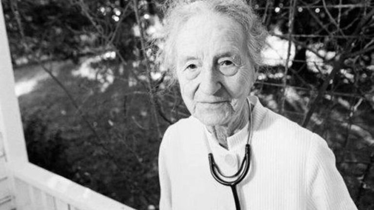 Leila Alice Denmark, gerrako paraxutekin mahai oihalak josten zituen ehun urtetik gorako pediatra