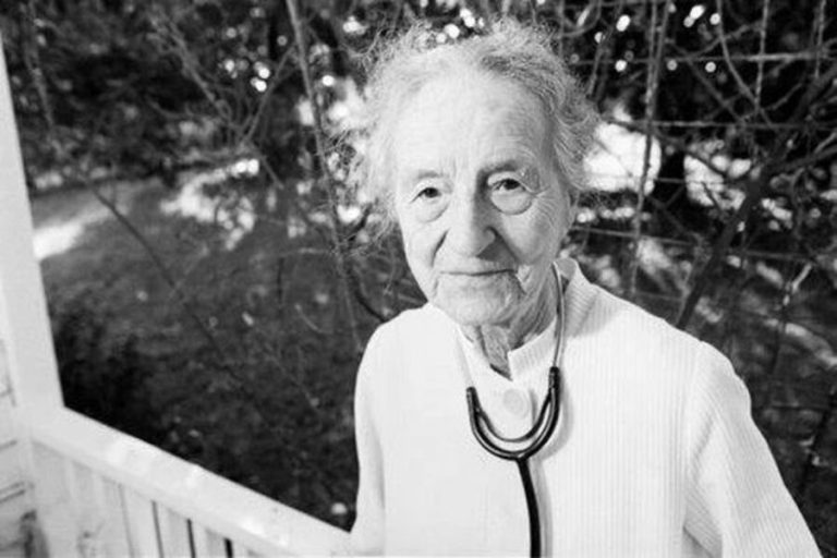 Leila Alice Denmark, gerrako paraxutekin mahai oihalak josten zituen ehun urtetik gorako pediatra