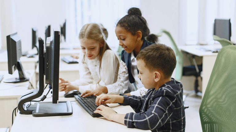 Energia aurrezpena eta jasangarritasuna: aplikazioa ikastetxeetan eta Eraikinen Kalitatea Kontrolatzeko Laborategian