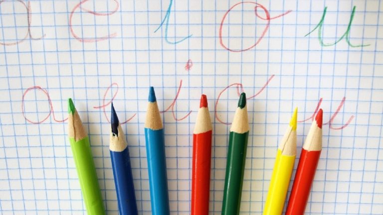 Haurren irakurmena eta idazmena hobeto garatzen dira eskuz idatziz trebatzen direnean