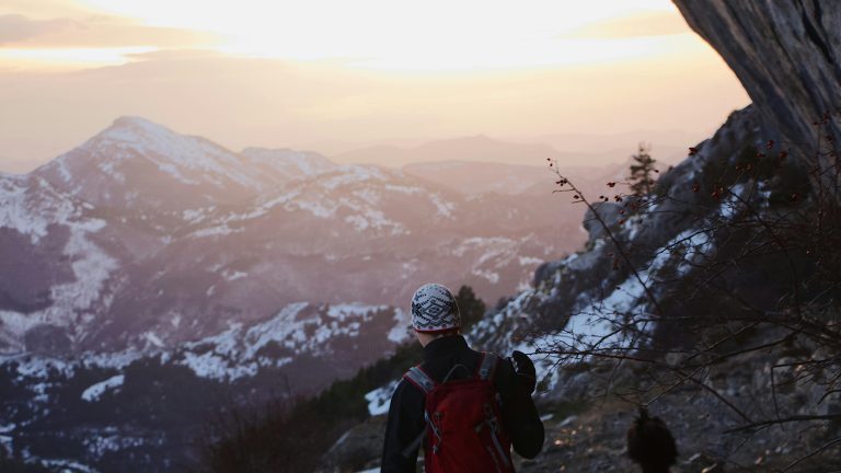 Zergatik egiten du hotz handiagoa mendi bat igotzen dugunean?